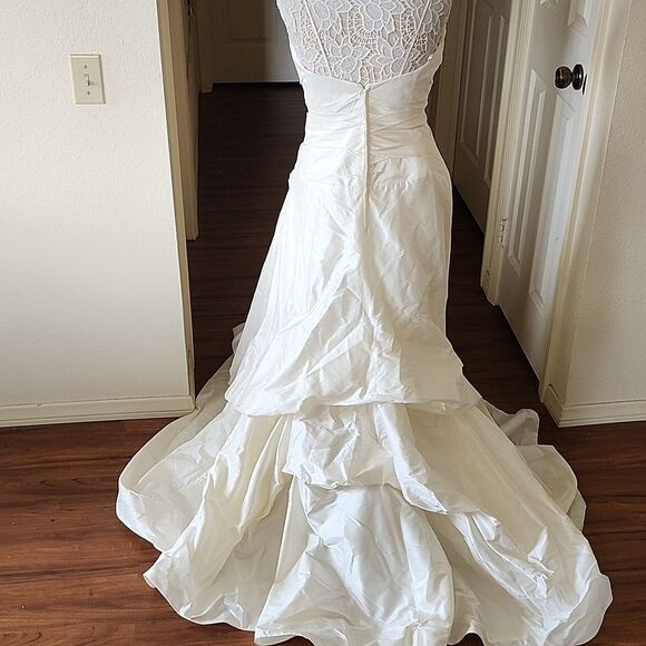 Beautiful Hand Made Wedding Gown - Picture 3 of 16
